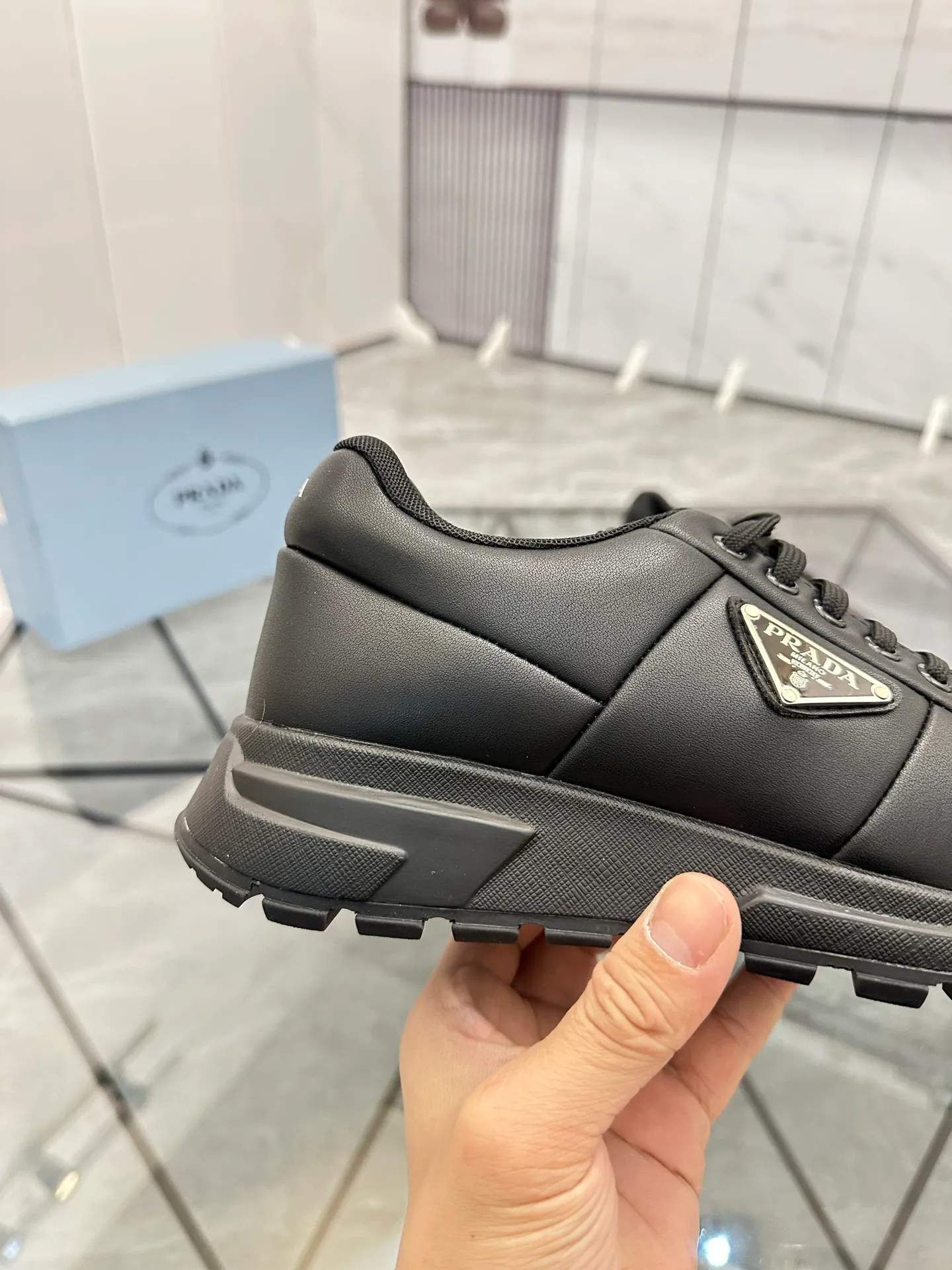Men's shoes: 💰P440¥ Product trademark: Prada *"Prada*" low-top casual shoes Regular size: 38-44 (can be customized to 45.46) Product materials: imported cowhide upper, sheepskin lining, original outsole. Number: 835